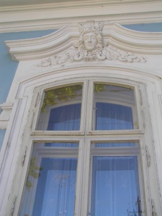 Ett av många vackra fönster i Bela Crkva.